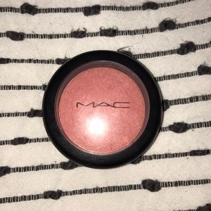 Mac mineralize blush in the shade dainty